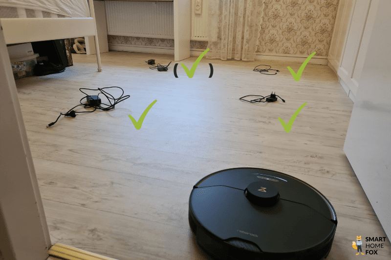 Der Roborock S7 MaxV Ultra beim Objekterkennungstest von losen Kabeln